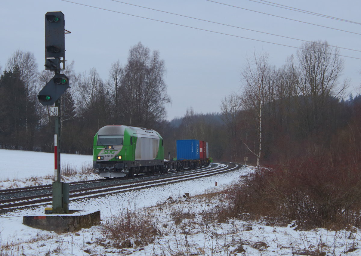  DGS 59870 von Wiesau nach Hof mit ER 20 der SETG ( ER20 -003) mit fast leerem Containerzug. Aufgenommen am 01.02.2019 in Dölau kurz vor Hof. 