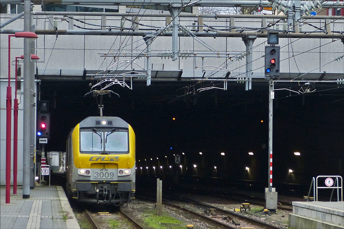 . Die 3009 kommt vom Abstellgleis in der Unterfhrung beim Bahnhof Luxemburg und wird vor die Wagen des IC nach Liers gespannt. 08.01.2018    (Hans) 

Um beim Lokwechsel vom IC Luxembourg – Liers nicht zu viel Zeit zu verlieren, hat man sich was anderes ausgedacht. Die Lok, welche den Zug aus Richtung Liers nach Luxemburg gezogen hat, fhrt nach der Abfahrt des Zuges auf das Abstellgleis in der Unterfhrung  und wartet dort die Ankunft des nchsten Zuges aus Liers in ungefhr 1½ Stunden ab und wird dann wieder vor diesen Zug gespannt.   
