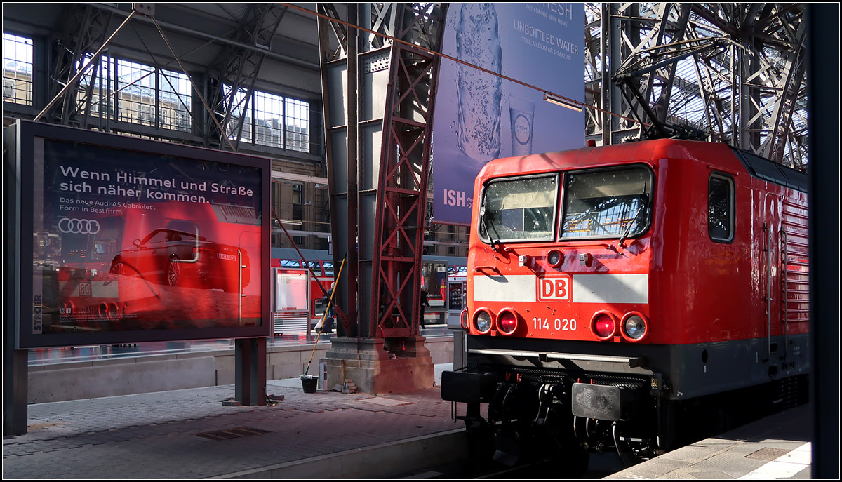 . Die Autowerbung unschädlich machen -

Die Lok versucht in Zusammenarbeit mit der Sonne, die Audi-Werbung zu überspiegeln.  

Frankfurt am Main-Hbf, 25.03.2017 (M)