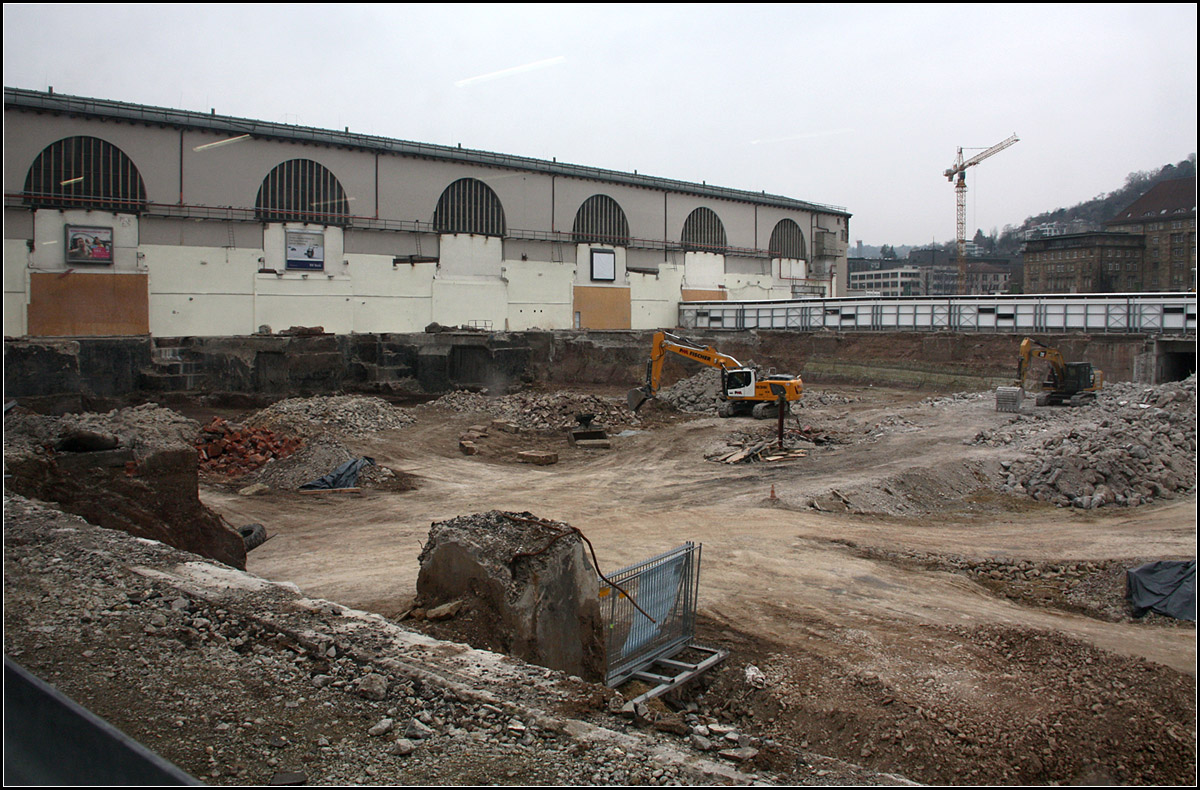 . Die Bahnhofsbaugrube -

Da wo vor einiger Zeit noch die Züge abfuhren, wächst das Loch für den neuen Tiefbahnhof. Die Durchgänge vom Querbahnsteig des Bonatz-Baues wurden geschlossen, bis auf zwei Übergänge zu den verlegten Gleisen.

14.03.2015 (Matthias)