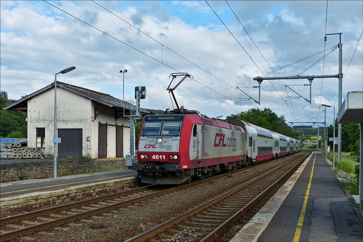 . Die CFL Cargo Werbelok 4011 luft mit ihrem Zug in den Bahnhof von Wilwerwiltz ein. 01.06.2018 (Hans)