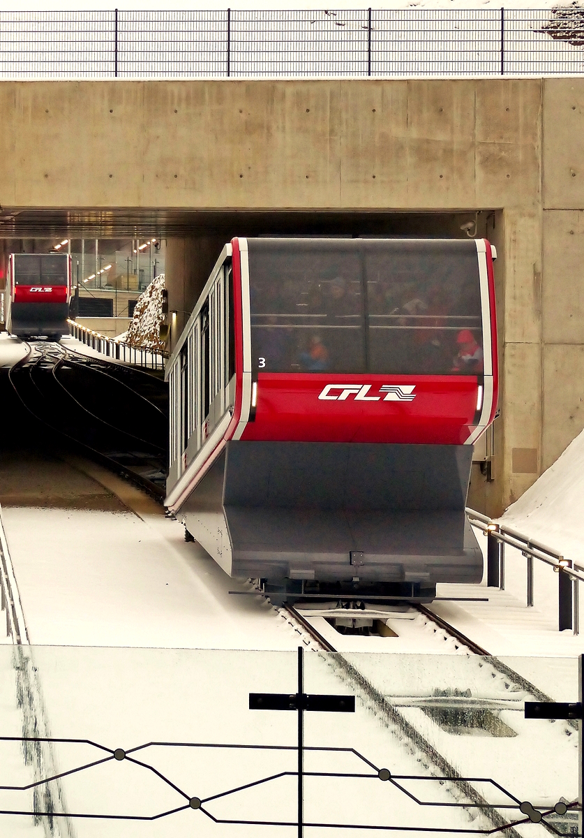 . Die CFL Standseilbahn verbindet die Stadtteile Pfaffenthal und Kirchberg, sie ist ein wichtiges Bindeglied im neuen Verkehrskonzept der Stadt Luxemburg. Die Seilbahnanlagen sind Teil des ffentlichen Nahverkehrs in Luxemburg und tglich in Betrieb. Die Benutzung ist kostenlos. Die Gesamtkosten der Anlage (Stationsgebude, Haltestelle Pfaffenthal-Kirchberg, Standseilbahn und Straenbahn Kirchberg) wurden auf ber 96 Millionen Euro geschtzt. Diese Kostenschtzung wurde schlussendlich um etwa 20 % unterschritten.
Im Normalbetrieb wird die Bahn vollautomatisch, vom Maschinisten in der Bergstation berwacht, elektrisch beschleunigt und gebremst.

Die beiden Wagen jeder Anlage wurden von dem Unternehmen CWA Constructions SA (CWA)hergestellt und sind durch ein Zug- und Gegenseil aus Stahl miteinander verbunden. Das Zugseil jeder Anlage wird in der Bergstation Kirchberg angetrieben und umgelenkt. Das in der Talstation umgelenkte Gegenseil dient dem Ausgleich der Krfte, so dass sich beide Wagen jeder Strecke immer genau synchron bewegen. Die Wagen werden ber die Seile beschleunigt und abgebremst. Zur Anpassung an die Neigung der Strecke sind Wagen zur Talstation Seite hin erhht angelegt. Die insgesamt vier Wagen der beiden Standseilbahnen haben eine Kapazitt von je 140 Personen im Normalbetrieb bzw. 168 Personen im verdichteten Betrieb.

Die vier Wagen sind jeweils 11,8 m lang, 3,5 m breit und zwischen 2,6 (bergseitig) und 4,7 m (talseitig) hoch. Jeder Wagen wiegt leer etwa 18 Tonnen.

Das Foto entstand am 10.12.2017. (Jeanny)

