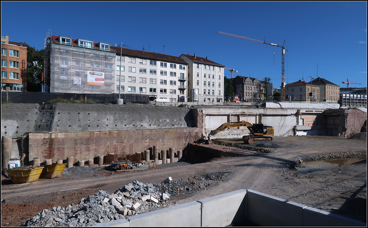 . Die Grube der neuen Stadtbahnstation -

Nach oben offen wird die neue Stadtbahnstation Staatsgalerie sein. Die alte Station liegt hinter den hier sichtbaren Wänden. 

Stuttgart, 29.07.2017 (M) 