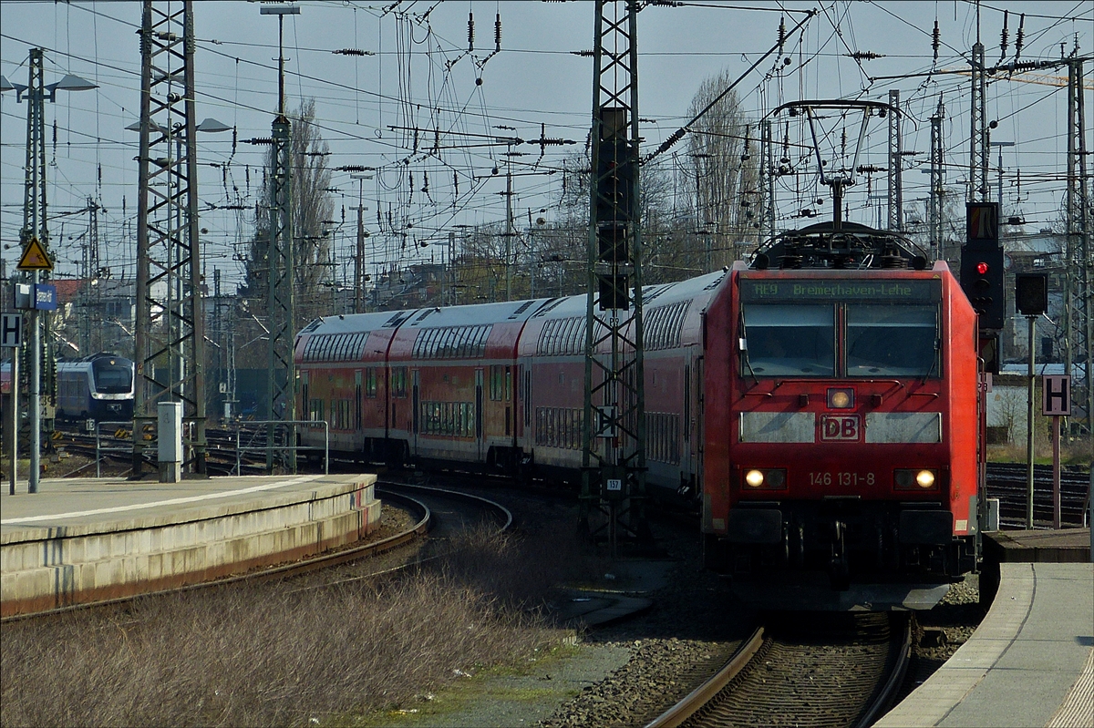 . Die Lok 146 131-8  fhrt mit ihrem Zug in den Bahnhof von Bremen ein.  11.04.2018  (Hans)