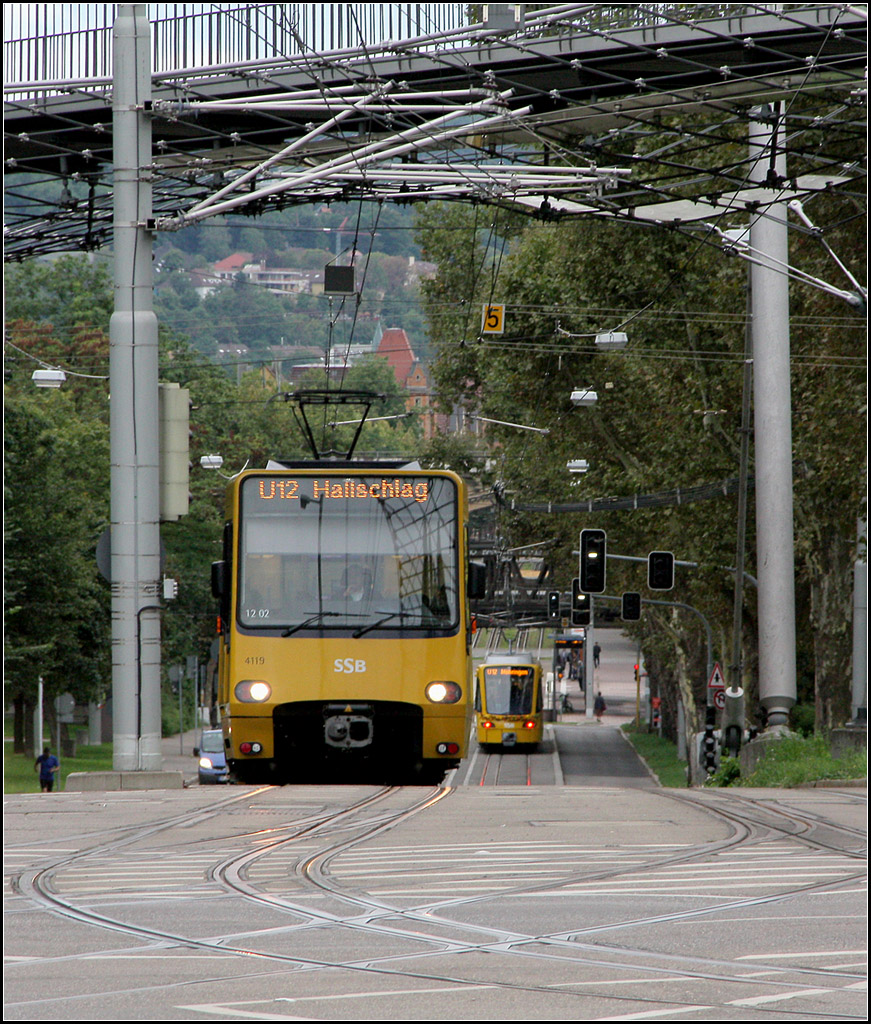 . Die neuen Bahnen wirken nicht mehr so wuchtig...

wie auf diesem Bild übertrieben deutlich zum Ausdruck kommt. Stadtbahnen auf der U12 in der Nordbahnhofstraße im Stuttgarter Norden.

14.09.2013 (M)