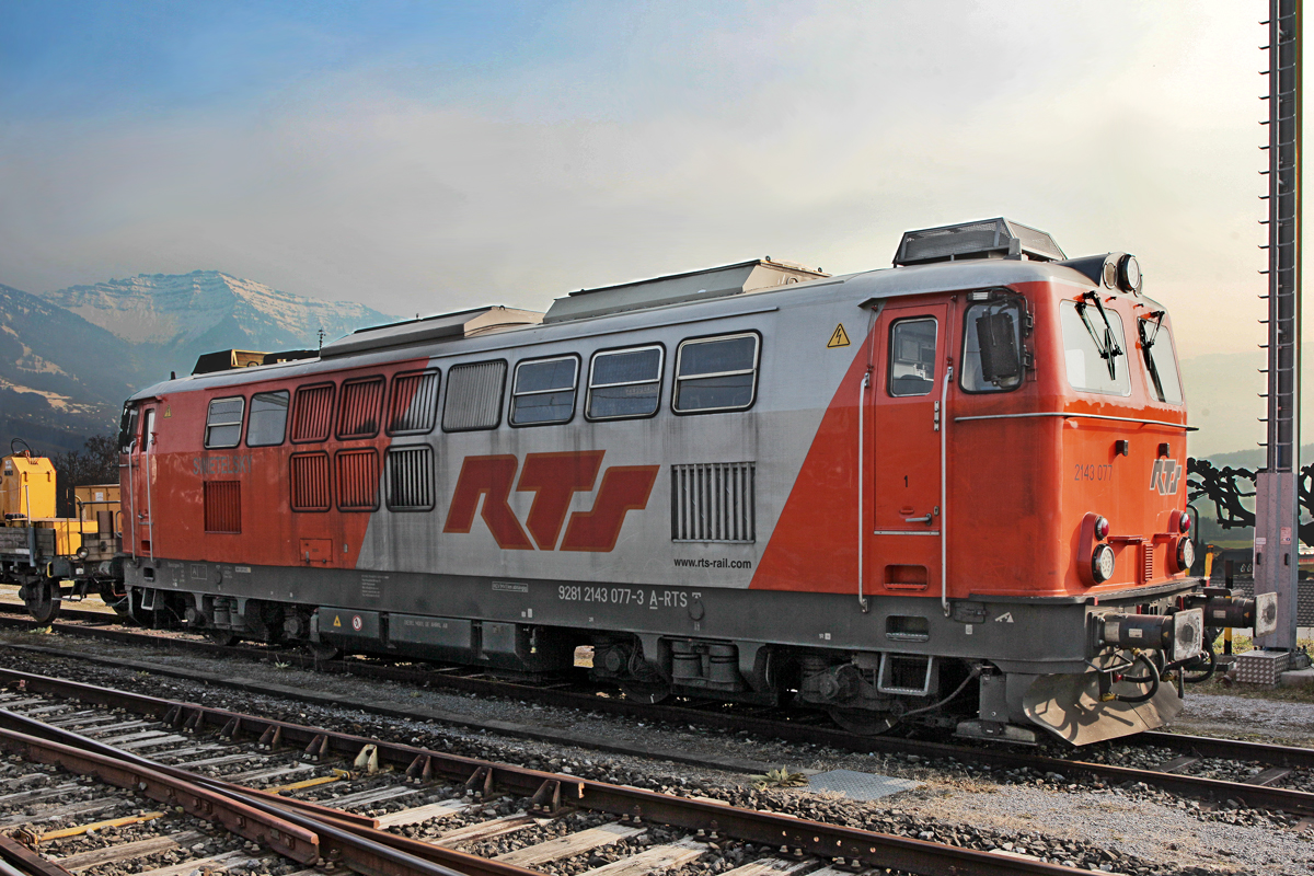  Die RTS 2143 077 steht mit einem Bauzug am Bahnhof Kaltbrunn abgestellt.Bild vom 15.3.2015