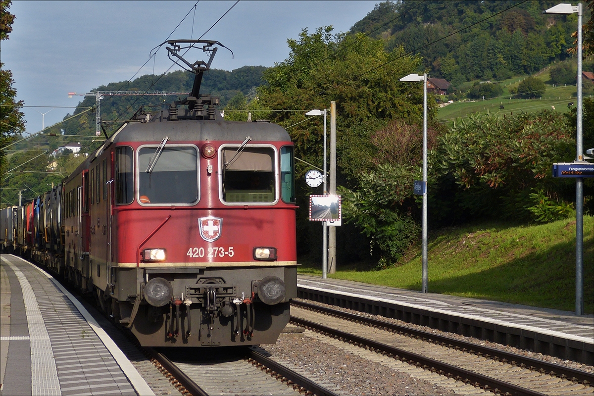 . Die SBB 420 273 -5 zusamnmen mit einer Schwesterlok durchfahren mit einem GZ die Haltestelle von Bietingen.  04.09.2017 (Hans)