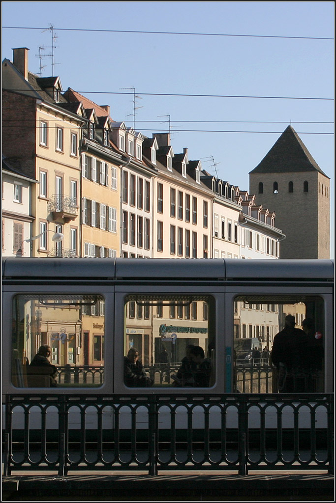 . Die Straßenbahn und ihre Stadt -

Eurotram in Straßburg an der Pont National. 

06.03.2008 (M)