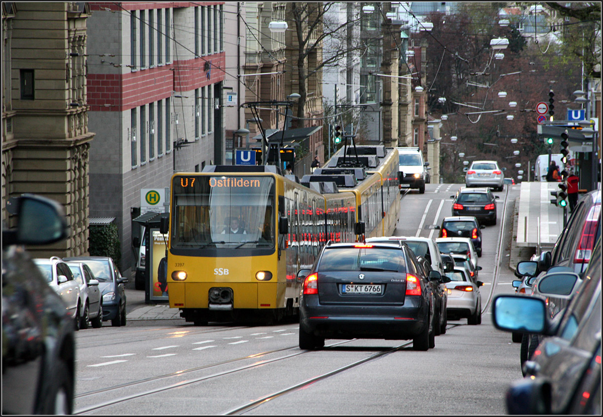 . Die Stuttgart Stadtbahnane und einmal anders herum -

Ein Zug der Linie U7 am Eugensplatz.

02.12.2015 (M)