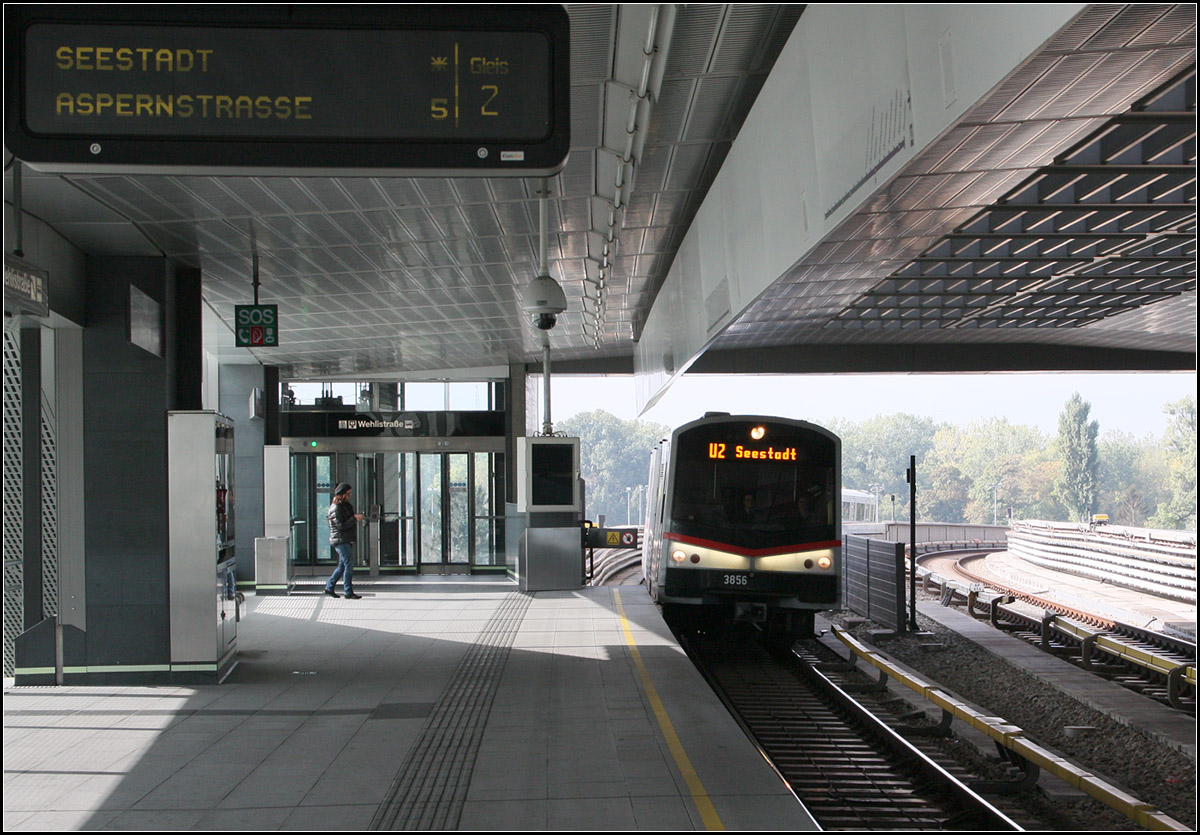 . Die zwei Gesichter der Wiener U-Bahn -

Noch markanter als beim Vorgänger ist das Leuchtband der Front bei der zweiten Generation der Wiener U-Bahn-Züge. Insbesondere wenn sich die Front im Dunkeln oder Schatten befindet tritt das Leuchtband deutlich hervor. Beim Typ V, der seit 2000 produziert wird, beschreibt dieses Band passend zur Typ-Bezeichnung ein flaches V.

U-Bahnstation Donaumarina der U2, 07.10.2017 (M)