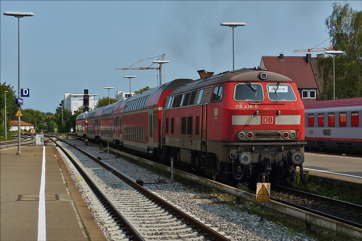 . Diesellok 218 438-0 schiebt ihren Zug aus dem Bahnhof Lindau, der Zug wird über Friedrichshafen nach Stuttgart fahren  08.09.2017.  (Hans)