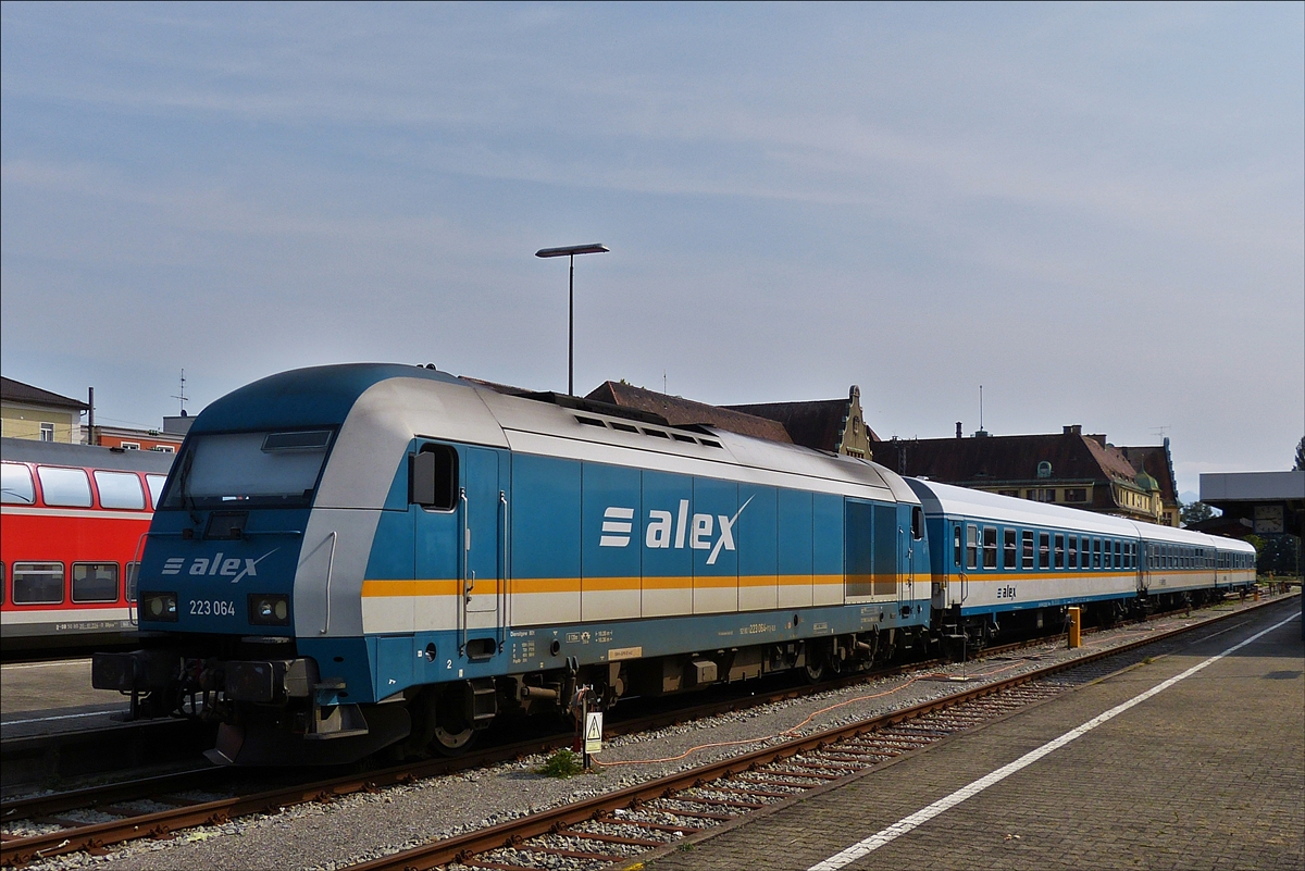 . Diesellok 223 064 steht mit dem Alex in Lindau und wird diesen in kürze nach München ziehen. 08.09.2017   (Hans)

