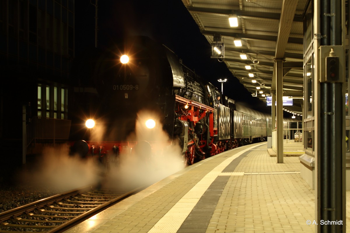  DPE 20855 mit der Schnellzuglok  01 0509-8 und der 118 770 als Schub auf dem Weg nach Görlitz- Aufgenommen am Morgen des 12.12.2015 in Plauen.