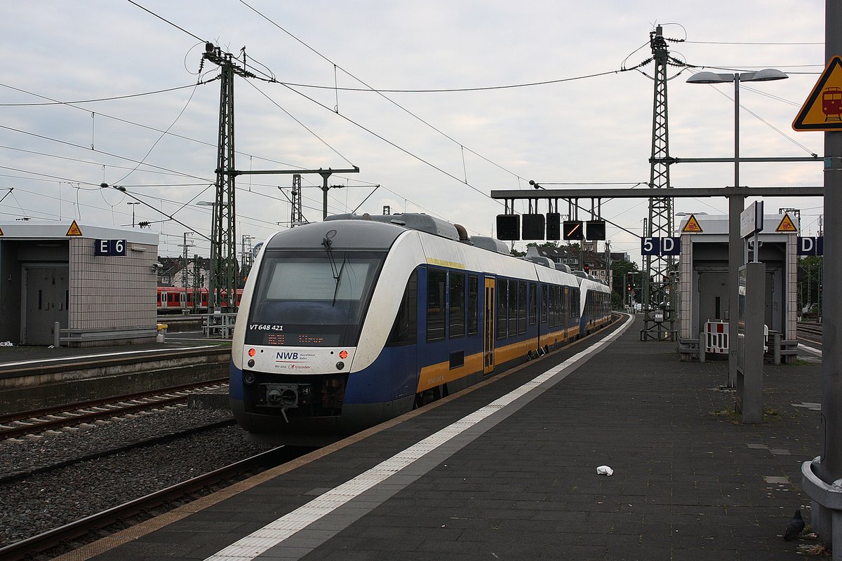 # Düsseldorf 1
Nach Einem gelungenem Tag in Lintorf Und Entenfang war Andreas sehr Nett und brachte mich nach Düsseldorf zum HBF. Da der RE 6 was Verspätung hatte, konnte ich noch ein Wenig was Fotografieren.
Hier der VT 648 421 der Nordwestbahn mit dem RE 10 (Düsseldorf - Kleve) bei der Ausfahrt aus Düsseldorf HBF.

Düsseldorf HBF
02.06.2018