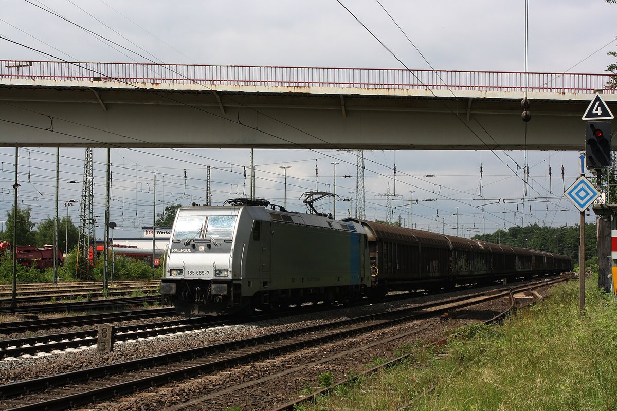 # Duisburg-Entenfang 10 
Die 185 689-7 der Railpool mit einem Güterzug vom Norden kommend durch Duisburg-Entenfang in Richtung Ratingen.

Duisburg-Entenfang
02.06.2018