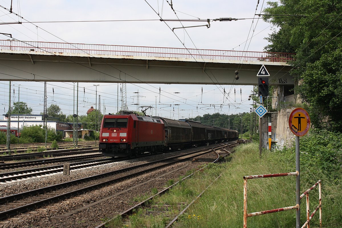 # Duisburg-Entenfang 12
Die 185 343-1 der DB Cargo mit einem Güterzug vom Norden kommend durch Duisburg-Entenfang in Richtung Ratingen.

Duisburg-Entenfang
02.06.2018