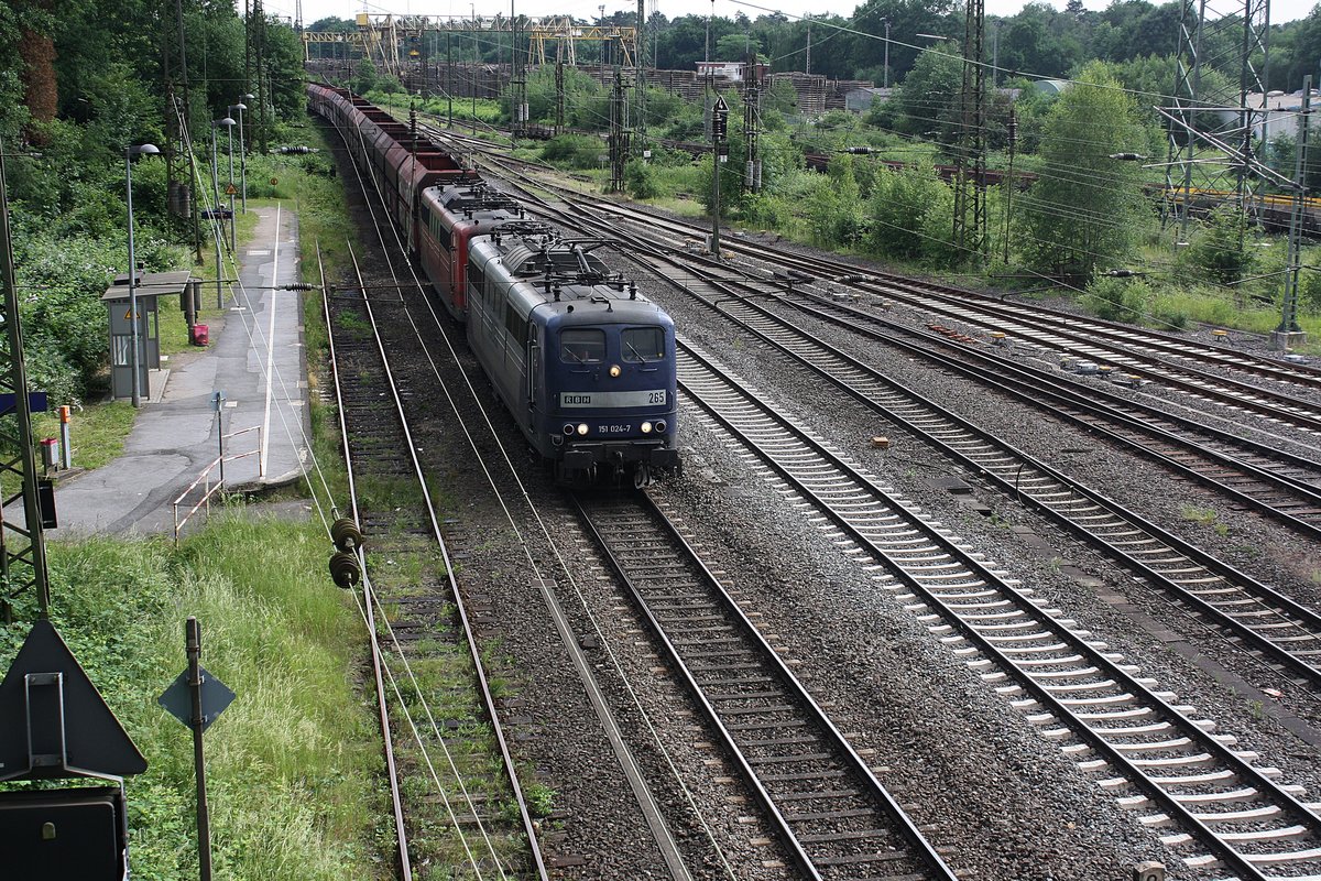 # Duisburg-Entenfang 17
Die RBH 151 024-7 mit Schwesterlok und Güterzug aus Ratingen kommend durch Duisburg-Entenfang in Richtung Norden.

Duisburg-Entenfang
02.06.2018