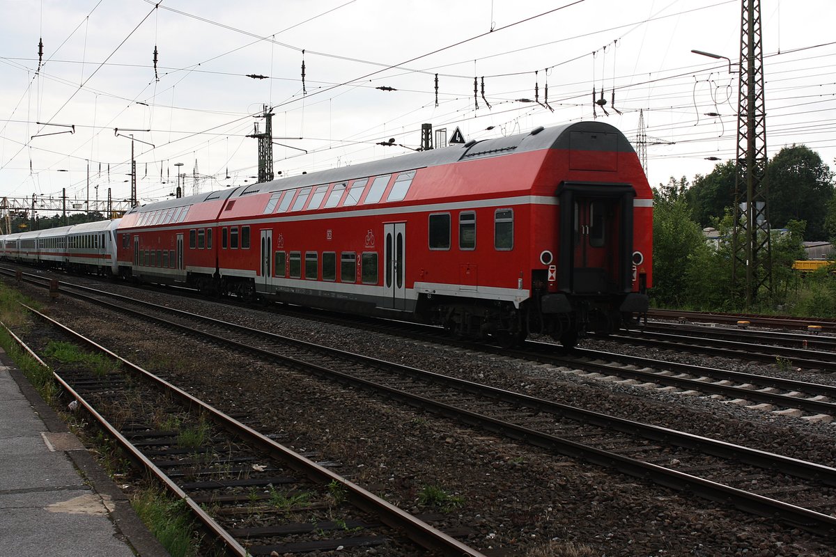 # Duisburg-Entenfang 22
Die neuen RRX Dostowagen :) mit dem PBZ aus Duisburg durch Entenfang in Richtung Ratingen.

Duisburg-Entenfang
02.06.2018