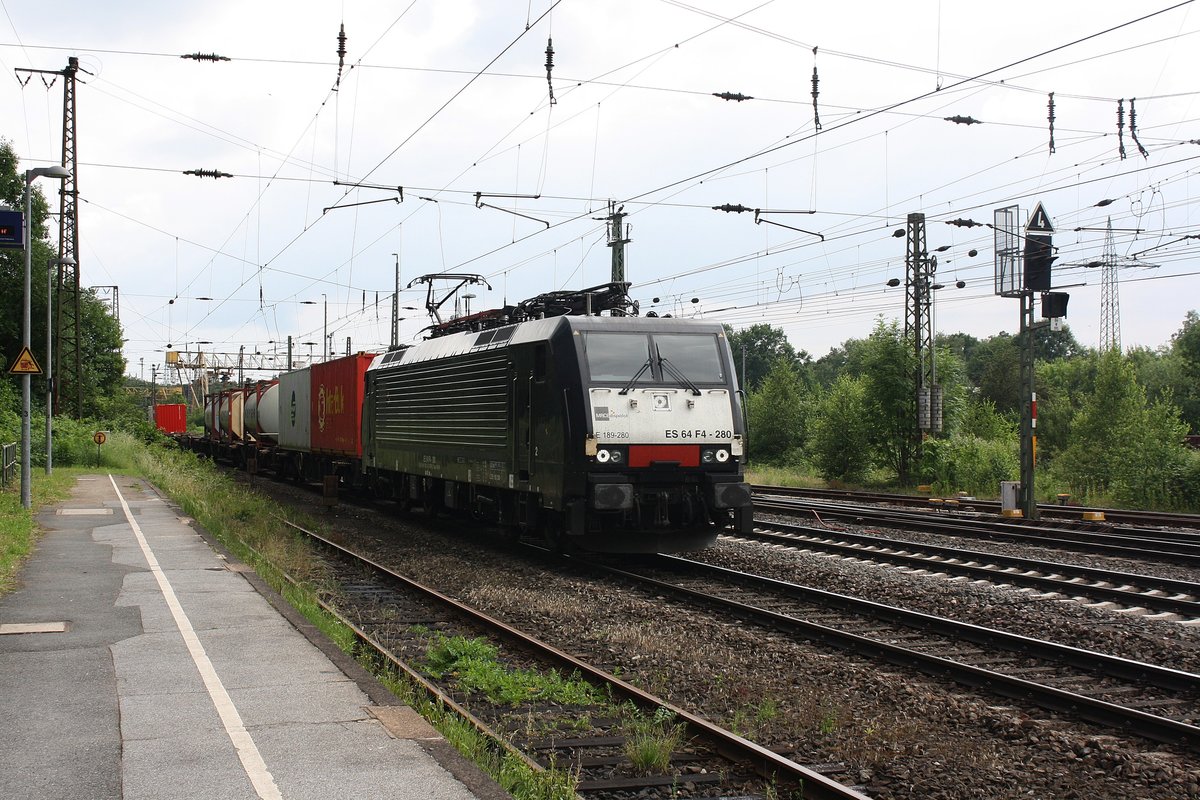 # Duisburg-Entenfang 24
Die 189 290 der MRCE mit einem Güterzug aus Ratingen kommend durch Duisburg-Entenfang in Richtung Norden.

Duisburg-Entenfang
02.06.2018

PS: Bild ist ein wenig Aufgehellt.