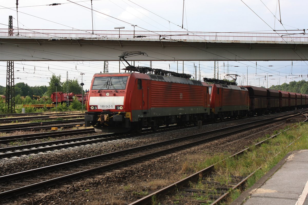 # Duisburg-Entenfang 26
Die 189 042-5 mit Schwesterlok und dem Erzbomber vom Norden kommend durch Duisburg-Entenfang in Richtung Ratingen.

Duisburg-Entenfang
02.06.2018