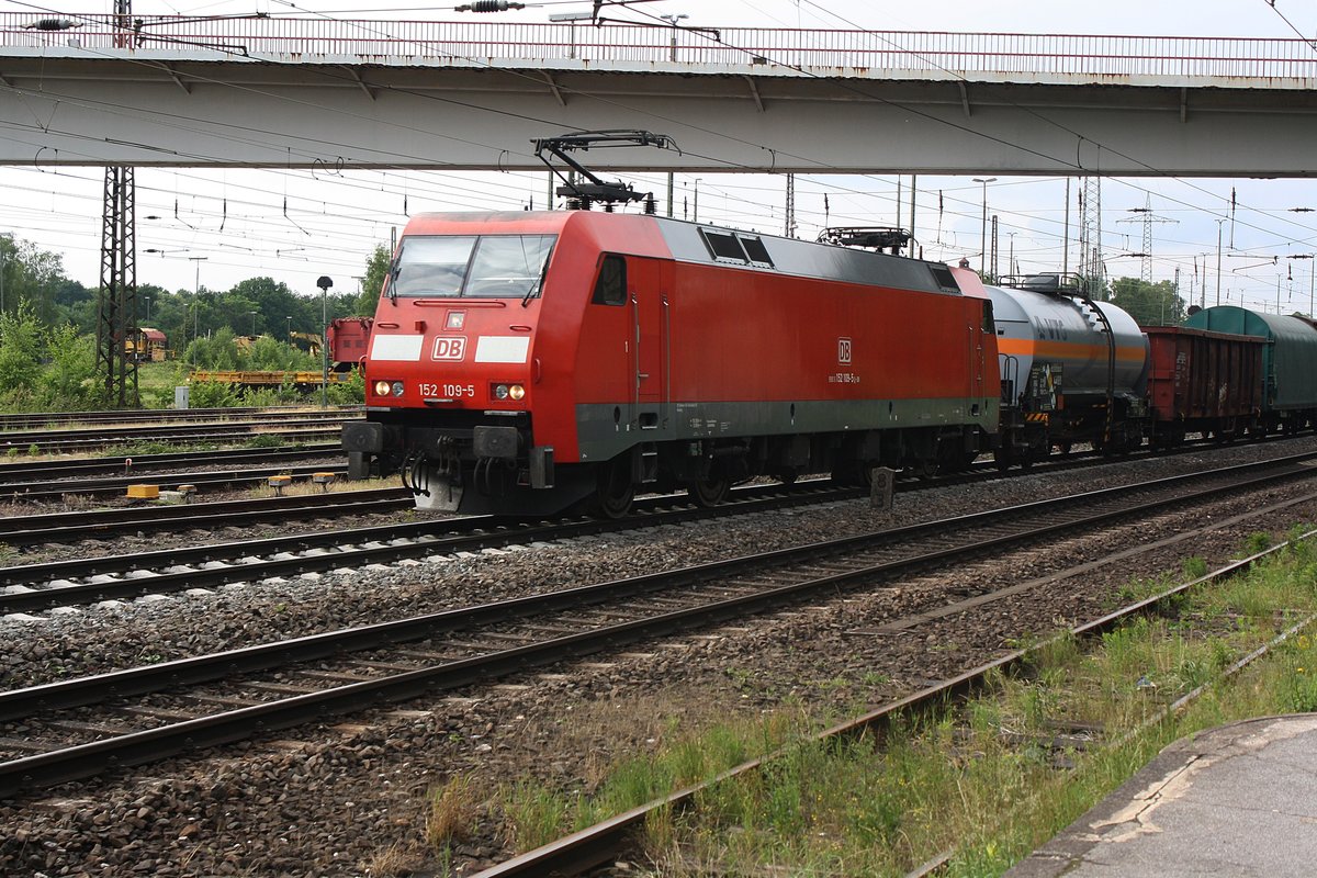 # Duisburg-Entenfang 27
Die 152 109-5 mit einem Güterzug vom Norden kommend durch Duisburg-Entenfang in Richtung Ratingen.

Duisburg-Entenfang
02.06.2018