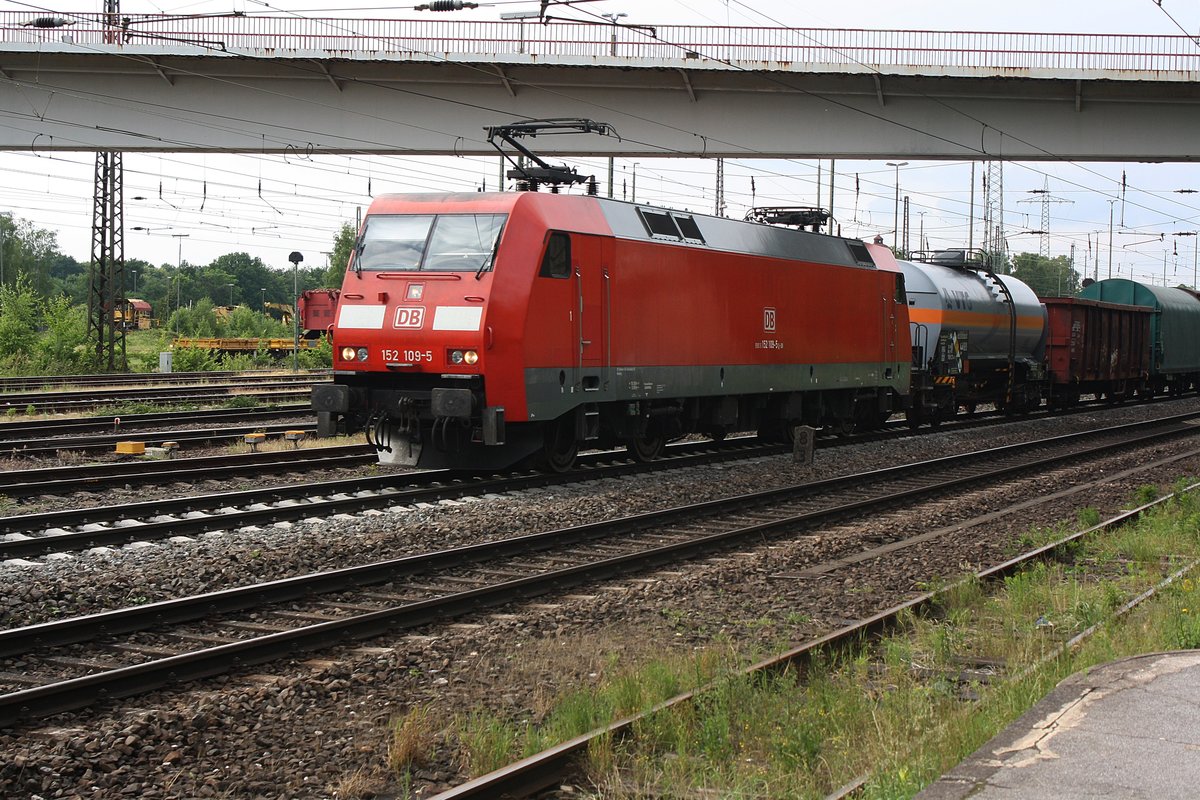 # Duisburg-Entenfang 27
Die 152 109-5 mit einem Güterzug vom Norden kommend durch Duisburg-Entenfang in Richtung Ratingen.

Duisburg-Entenfang
02.06.2018