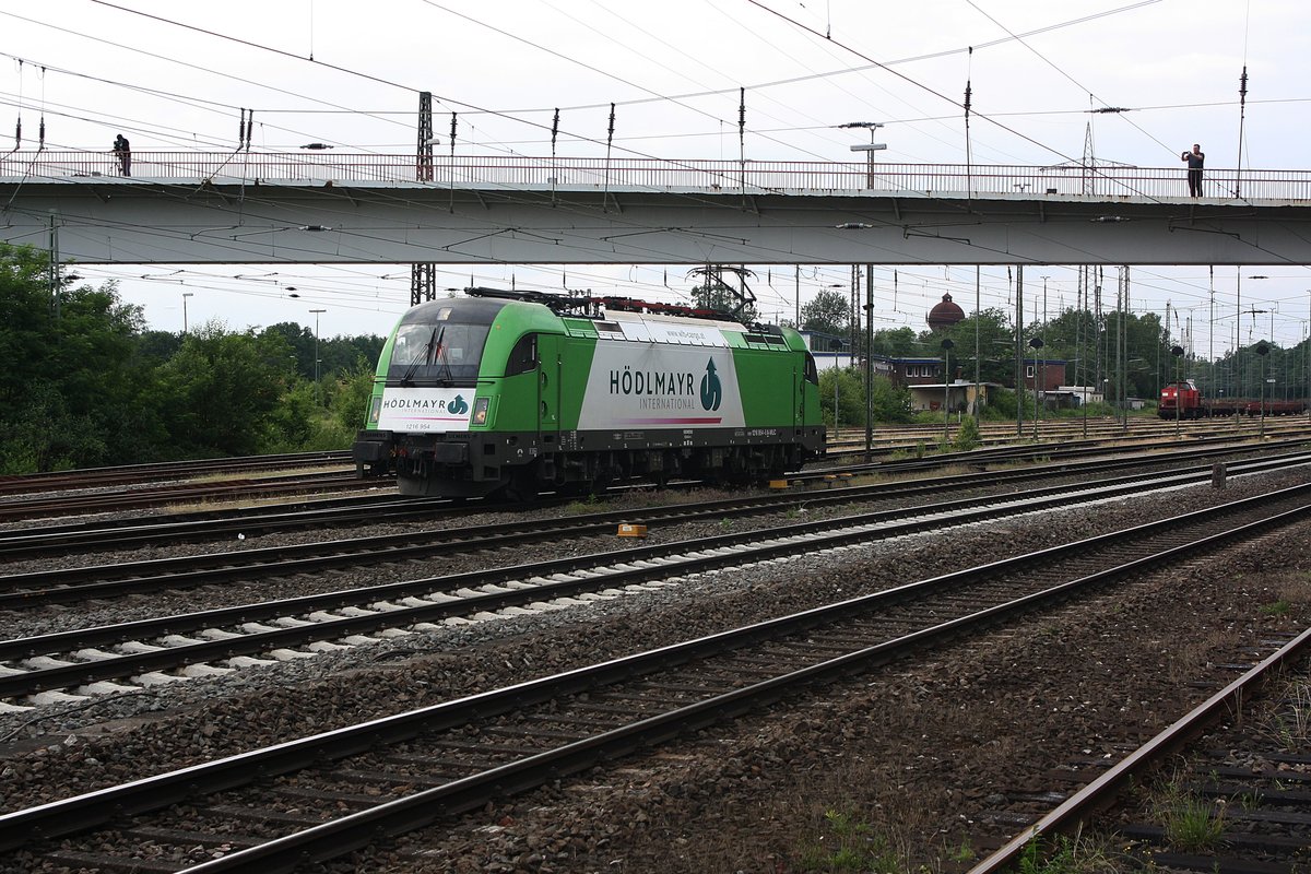 # Duisburg-Entenfang 32
Die Hödelmayr 1216 954 beim Rangieren in den Abstellgleisen in Duisburg-Entenfang

Duisburg-Entenfang
02.06.2018