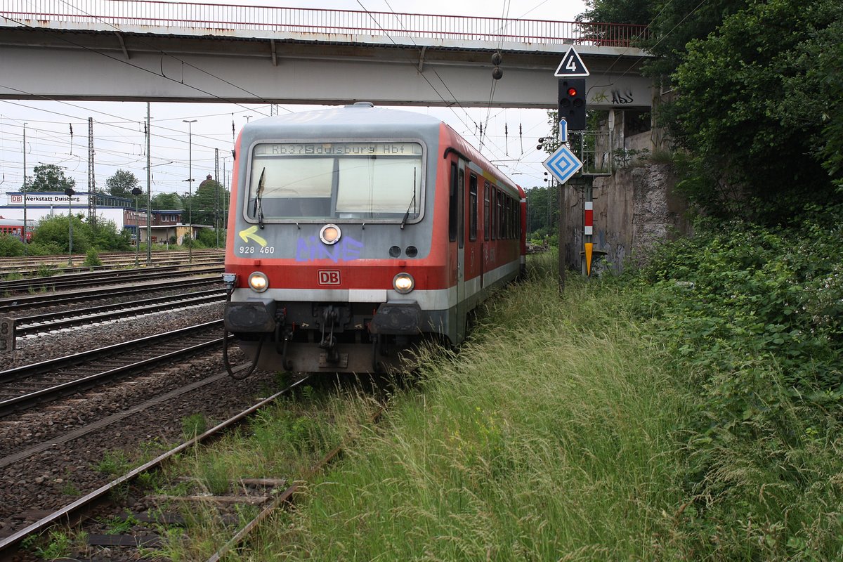 # Duisburg-Entenfang 5
Der 628 460 mit dem Wedauer RB 37 (Duisburg HBF - Duisburg-Entenfang) bei der Einfahrt in Duisburg-Entenfang.

Duisburg-Entenfang
02.06.2018