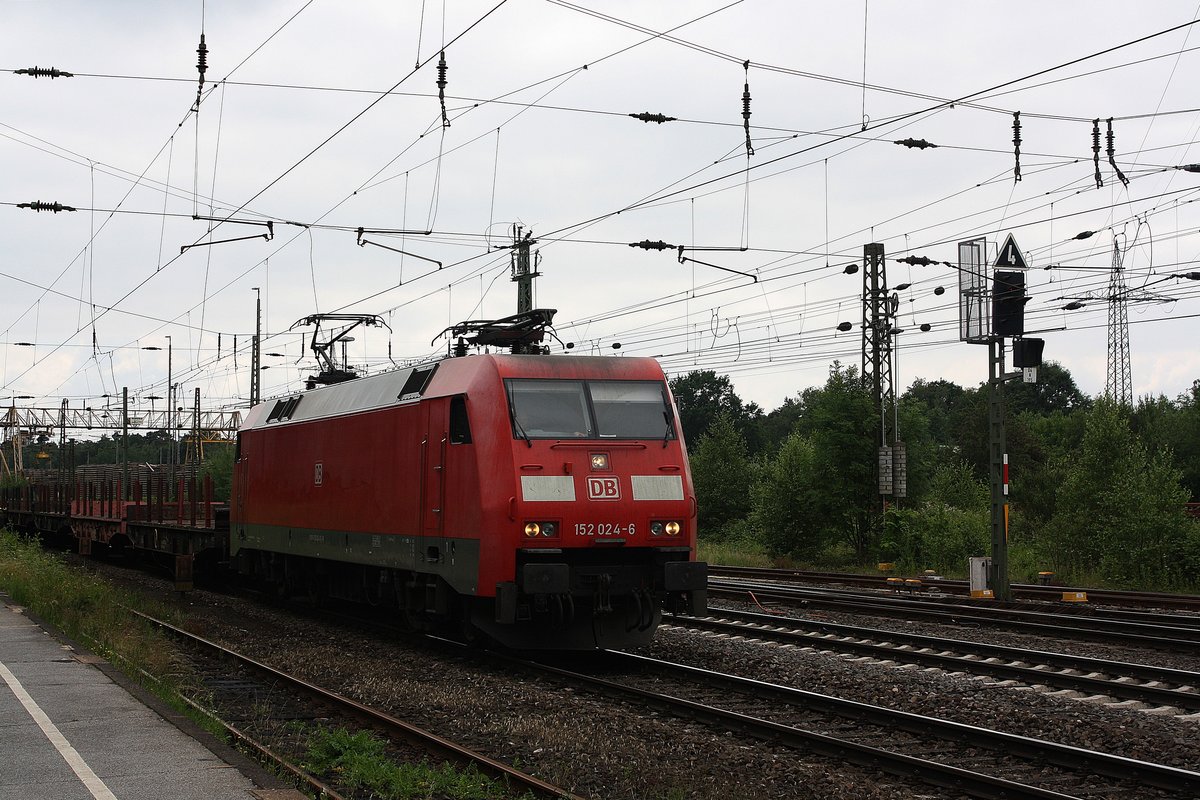 # Duisburg-Entenfang 7
Die 152 024-6 der DB mit einem Güterzug aus Süden kommend durch Entenfang in Richtung Duisburg.

Duisburg-Entenfang
02.06.2018