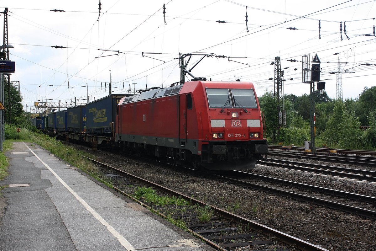 # Duisburg-Entenfang 9
Die 185 372-0 der DB Cargo/Schenker/Railion mit einem Güterzug aus Ratingen kommend durch Duisburg-Entenfang in Richtung Norden.

Duisburg-Entenfang
02.06.2018
