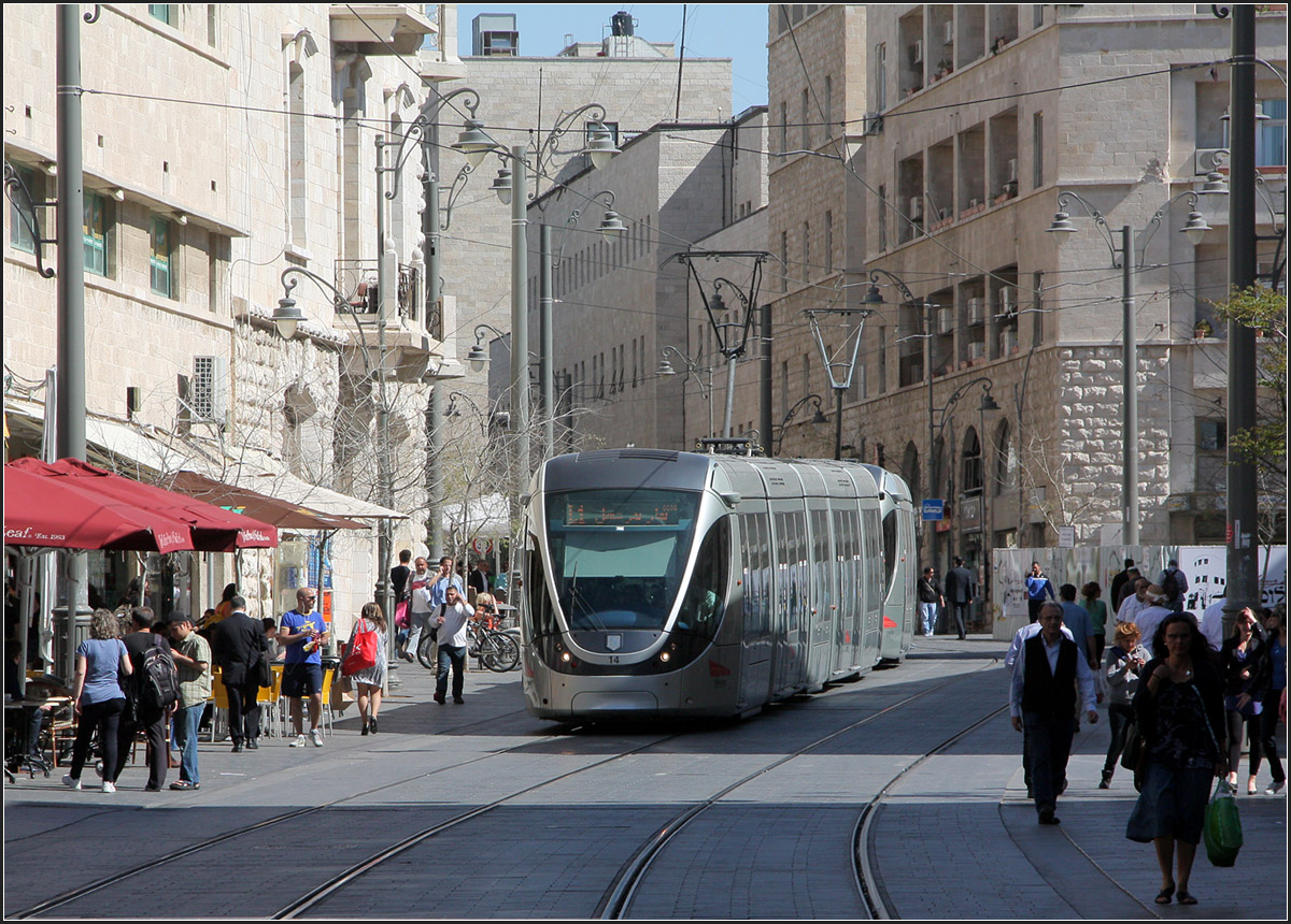 . Durch die Jaffa Road -

Reges Stadtleben mit Straßenbahn. Aufgenommen zwischen den Haltestellen 'Jaffa - Center' und 'Safra Square (City Hall)', Blickrichtung Osten. 

26.03.2014 (M)