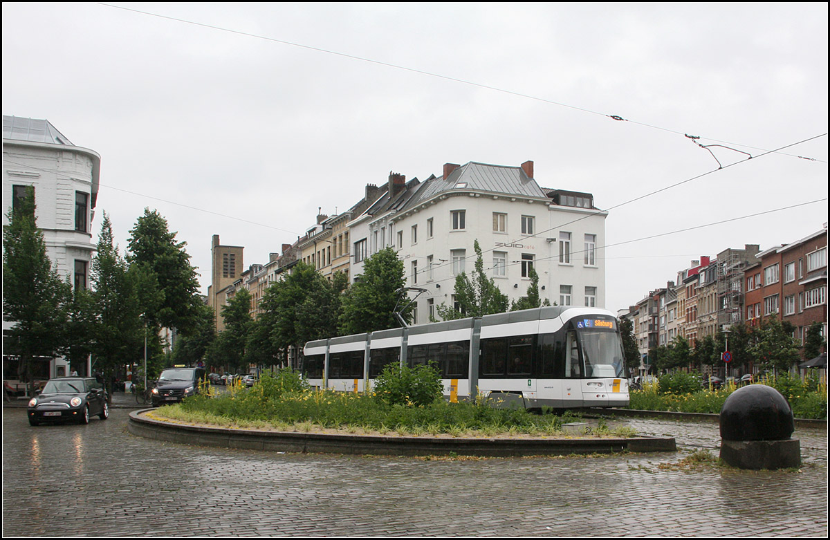 . Durch den Kreisverkehr -

Eine Bombardier-Flexity 2 Albatros-Tram auf der Linie 4 in Antwerpen quert nördlich der Station Museum einen begrünten Kreisverkehr.

20.06.2016 (M)