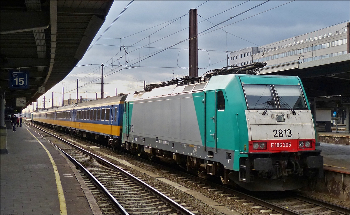 . E-Lok 2813 steht am Bahnsteig in Brssel - Midi bereit, in krze wird sie ihren Zug nach Amsterdam ziehen.  18.11.2017    (Hans)