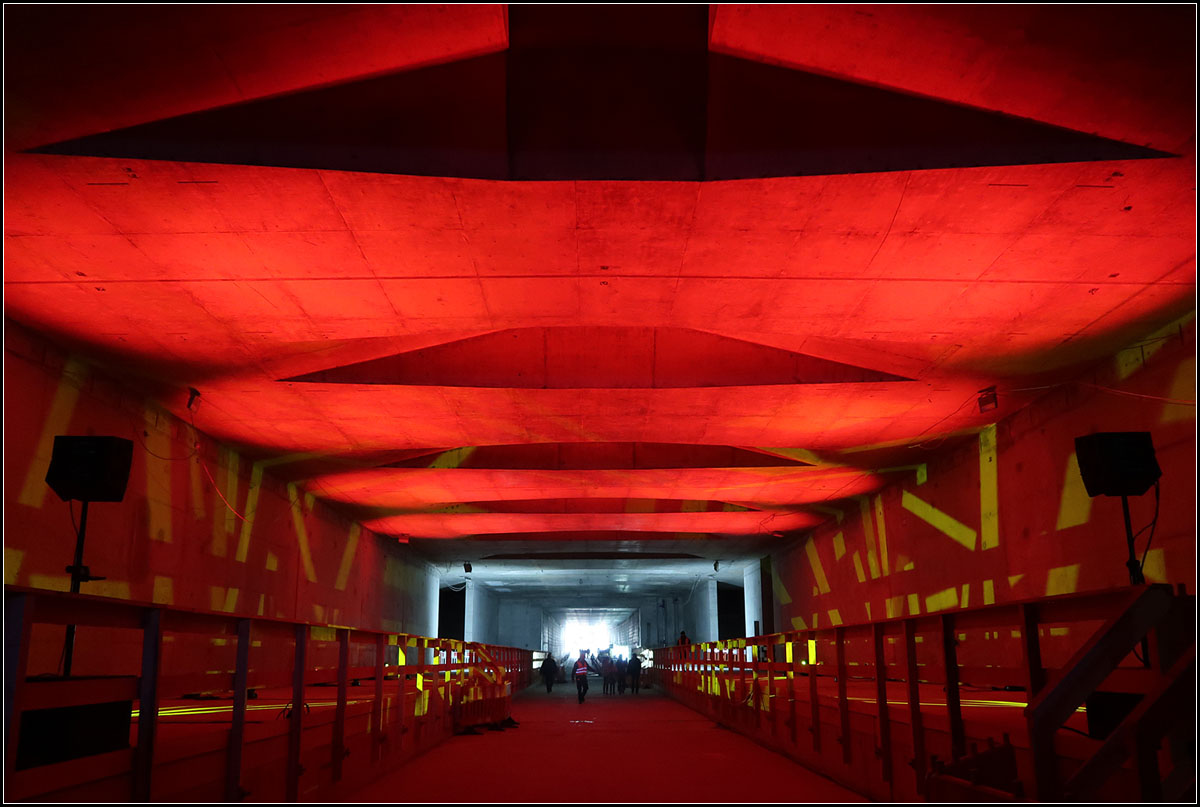 . Ein Blick zum Ende des Tunnels -

U-Station Kongresszentrum in Karlsruhe am Tag der Offenen Baustelle.

16.09.2017 (M)