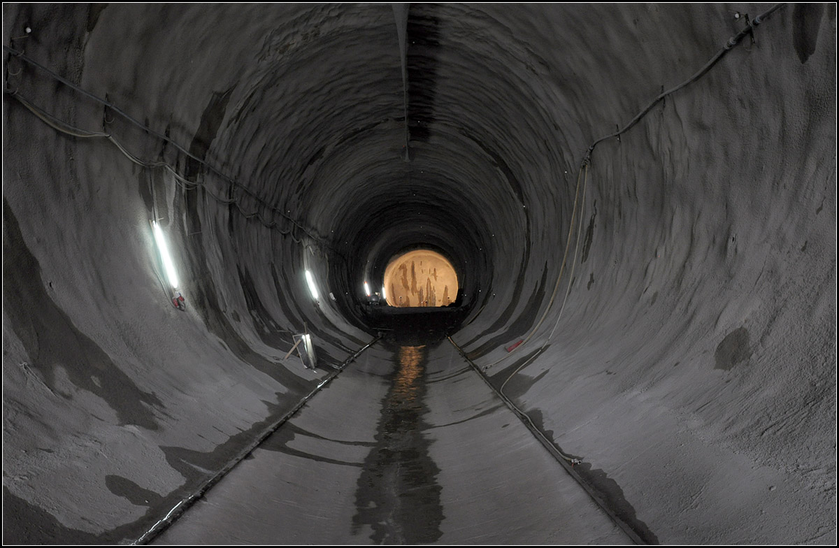 . Ein erster Blick in den Fildertunnel - 

Hier soll Deutschlands mit 9,5 Kilometer Länge drittlängster Eisenbahntunnel entstehen. Heute war die Tunneltaufe und der symbolische Baustart für den Fildertunnel in Stuttgart der vom Flughafen auf den Fildern hinab in den Suttgarter Talkessel führen soll. Der Tunnel ist ein wesentlicher Teil des umstritten Bauprojekts Stuttgart 21.

Aufnahme am Tag der Offenen Baustelle am 10.07.2014 (Jonas)