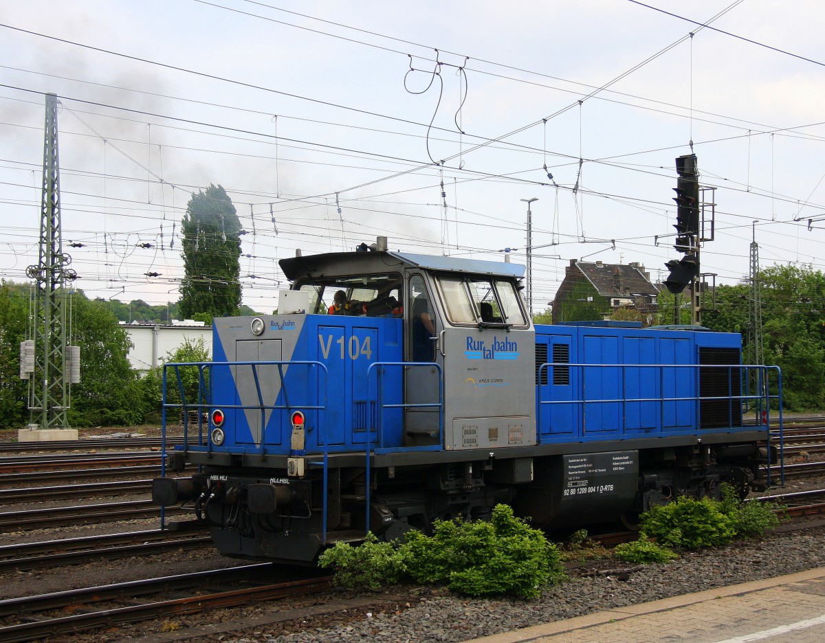  Ein Nachschuss von der V104  Sally  von der Rurtalbahn der Lokführer startet den Motor in Aachen-West.
Aufgenommen vom Bahnsteig in Aachen-West bei Sonne und Gewitterwolken am Nachmittag vom 25.4.2014. 