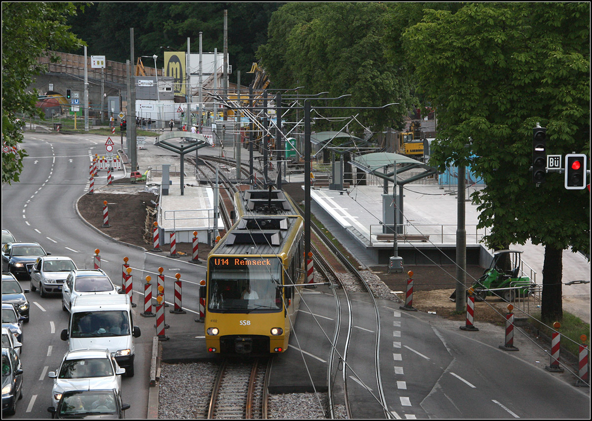 . Ein neue Haltestelle für die Stuttgarter Wilhelma -

Fast fertig ist die direkt am Haupteingang zur Wilhelma liegende neue Haltestelle der Linie U14. Die bisherige Station muss aufgrund des Rosenstein-Straßentunnels aufgegeben werden. Im Hintergrund ist die Tunnelbaustelle und der Zugang zur alten Haltestelle erkennbar. Durch die Verlegung der viel befahrenen B10 in den Tunnel, ergibt sich die Möglichkeit der Neugestaltung des Bereiches zwischen der Wilhelma und der Schiffsanlegestelle am Neckar. Es wird hier lediglich eine dreispurige Straße verbleiben mit weniger Autos und dafür wird es mehr grün geben.

16.07.2016 (M)