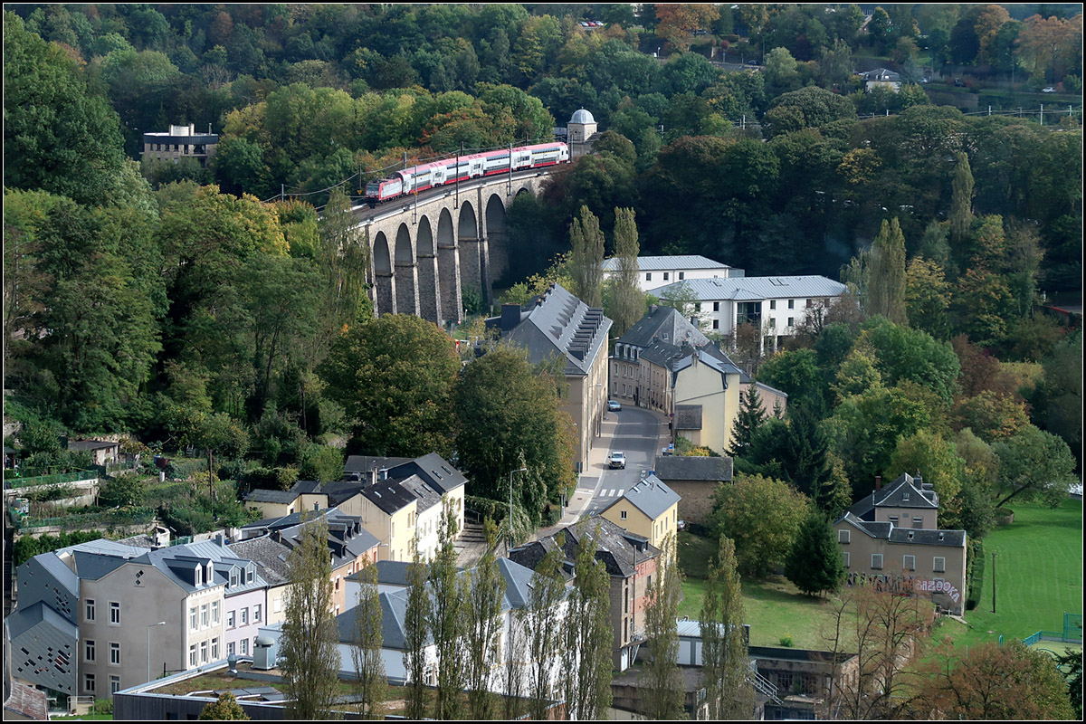 . Ein neuer Aussichtspunkt in Luxemburg -

... die Bergstation des Aufzuges Pfaffenthal - Oberstadt. Hier ein Blick ins Tal zum Pfaffenthal Viadukt mit einem RE von Luxemburg nach Troisvierges.

04.10.2017 (M)