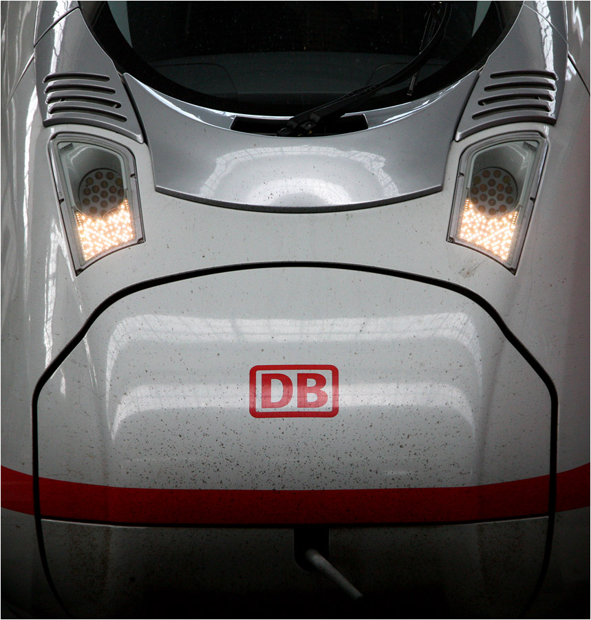 . Ein neues Gesicht -

ICE Velaro D im Hauptbahnhof München.

14.03.2015 (M)