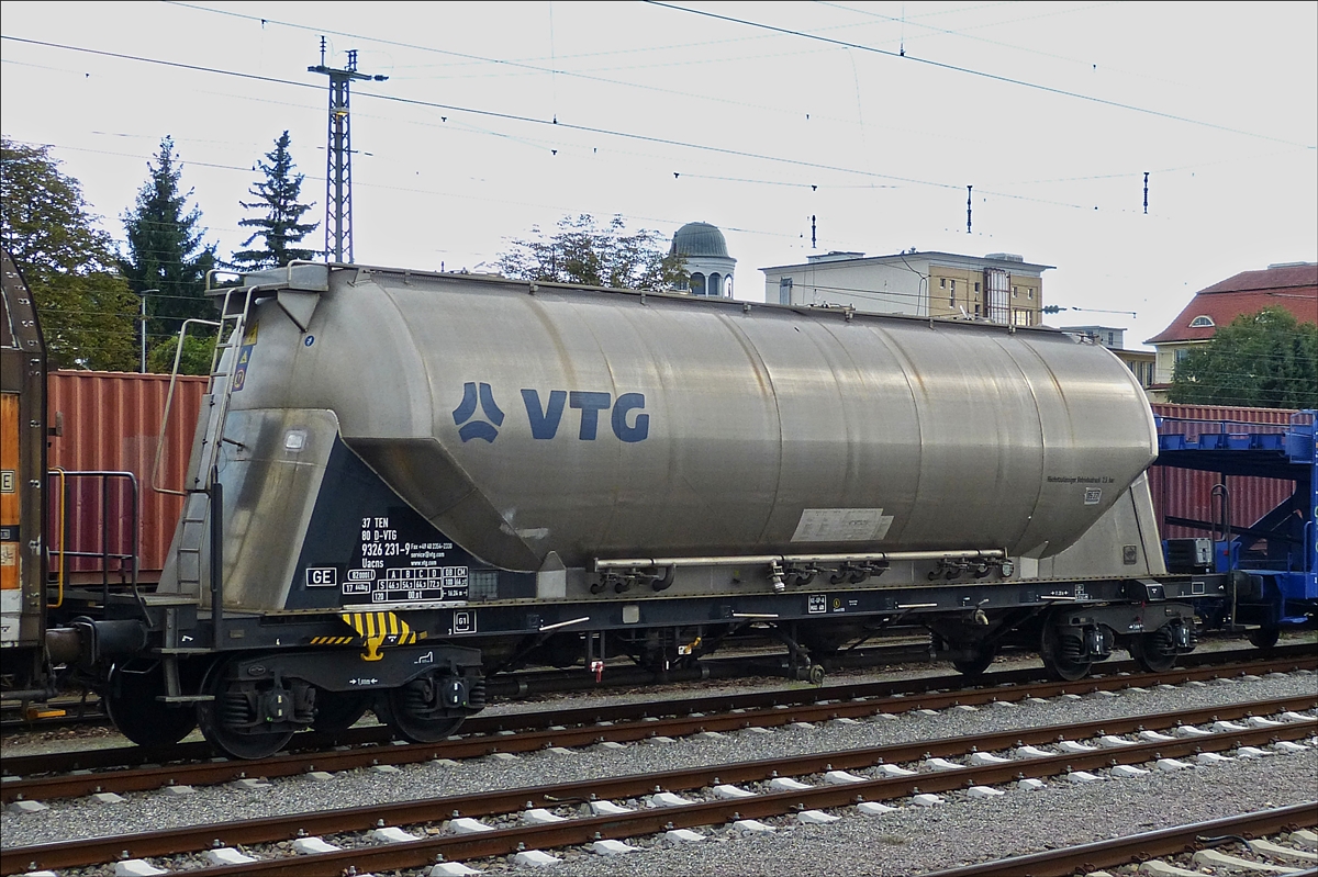 . Ein Silowagen der Gattung Uacns zum Transport von Staubgut (80 D-VTG 9326 231-9) eingereiht in einem Güterzug, welcher in Singen zur Abfahrt bereit steht.  05.09.2017  (Hans)