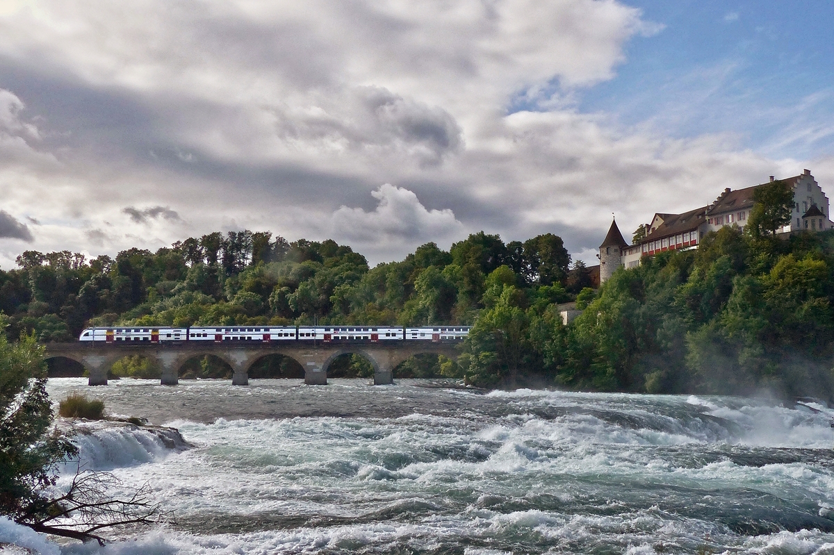 . Ein Triebzug der BR RABe 514 (DTZ) berquert die Brcke beim Schloss Laufen am Rheinfall und fhrt in Richtung Schaffhausen. 06.09.2017  (Jeanny) 