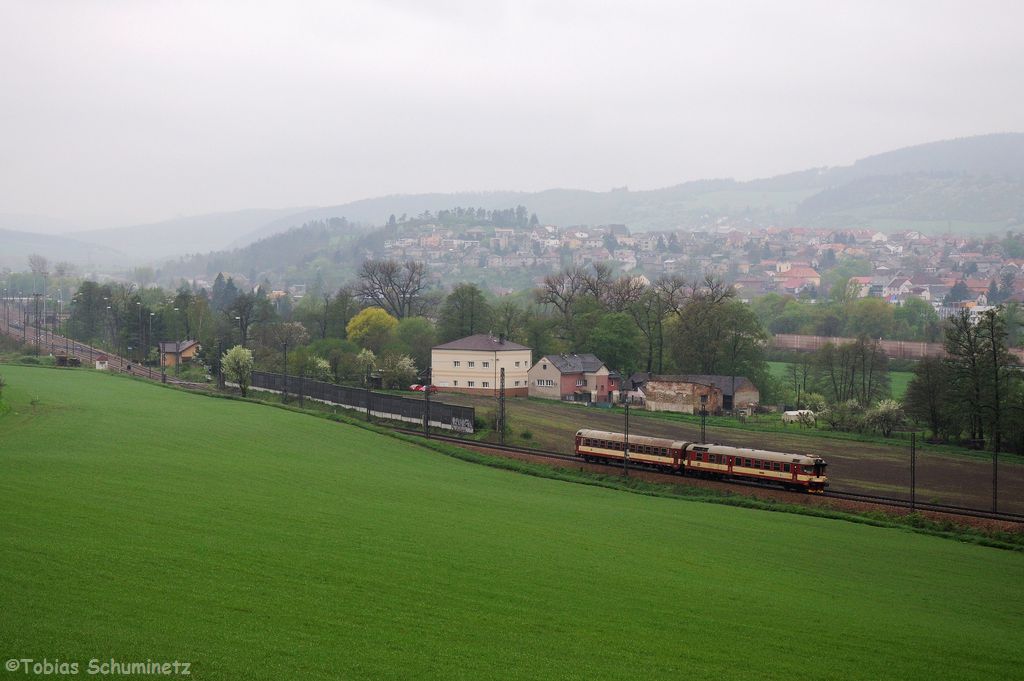  Ein unerkannt gebliebener 854 als Rychlik von Budweis nach Prag am 03.05.2013 bei Zdice