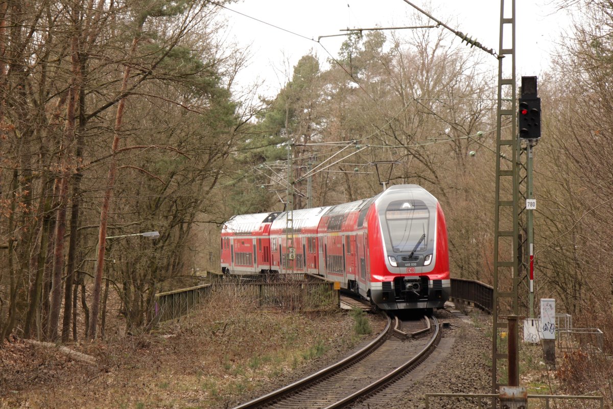  Ein vierteiliger Twindexx Triebzug fährt am Samstag den 24.03.2018 durch die Verbindungskurve Forsthaus – Neu-Isenburg, um am Bahnhof Neu-Isenburg zu wenden. Zuvor fuhr der Zug als RE70 (4566) von Mannheim Hbf bis zum Stadion Frankfurt.