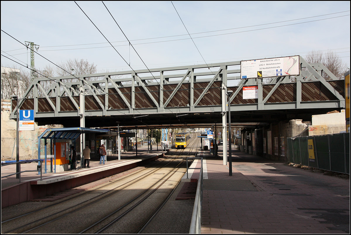 . Eine Behelfsbrücke für Stuttgart 21 -

Für den Abtransport des Tunnelausbruchmaterials entstand am Nordbahnhof eine eigene Brücke für die Baustraße, die den Hauptbahnhof mit der Logistikfläche am Nordbahnhof verbindet.

Wie aus der Karte ersichtlich befindet sich dieser Fotostandpunkt über einer zukünftigen Tunnelstrecke für Stuttgart 21 (die gepunktete Linie).

07.03.2015 (Matthias)