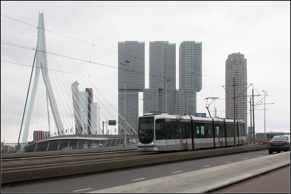 . Eine Citadis-Straßenbahn und Bauwerke von Star-Architekten -

Die Citadis-Tram befährt hier die Erasmusbrücke über die Nieuve Maas in Richtung des Rotterdamer Zentrums.  

Die 1996 fertiggestellte Erasmusbrücke wurde vom Amsterdamer Büro UNStudio geplant, das in Stuttgart auch das Mercedesmuseum gebaut hat. Hinter den Schrägseilen der Erasmusbrücke der KPN Tower vom italienischen Architekten Renzo Piano aus dem Jahr 2000. Der große Hochhausstapel 'De Rotterdam' (2013) stammt vom Rotterdamer Büro OMA mit Rem Koolhaas, die in Berlin die Niederländische Botschaft bauten oder in Peijing den CCTV-Tower. Rechts dann noch das Wohnochhaus 'New Orleans' des portugiesischen Architekten Alvaro Siza aus dem Jahr 2010.

21.06.2016 (M)













