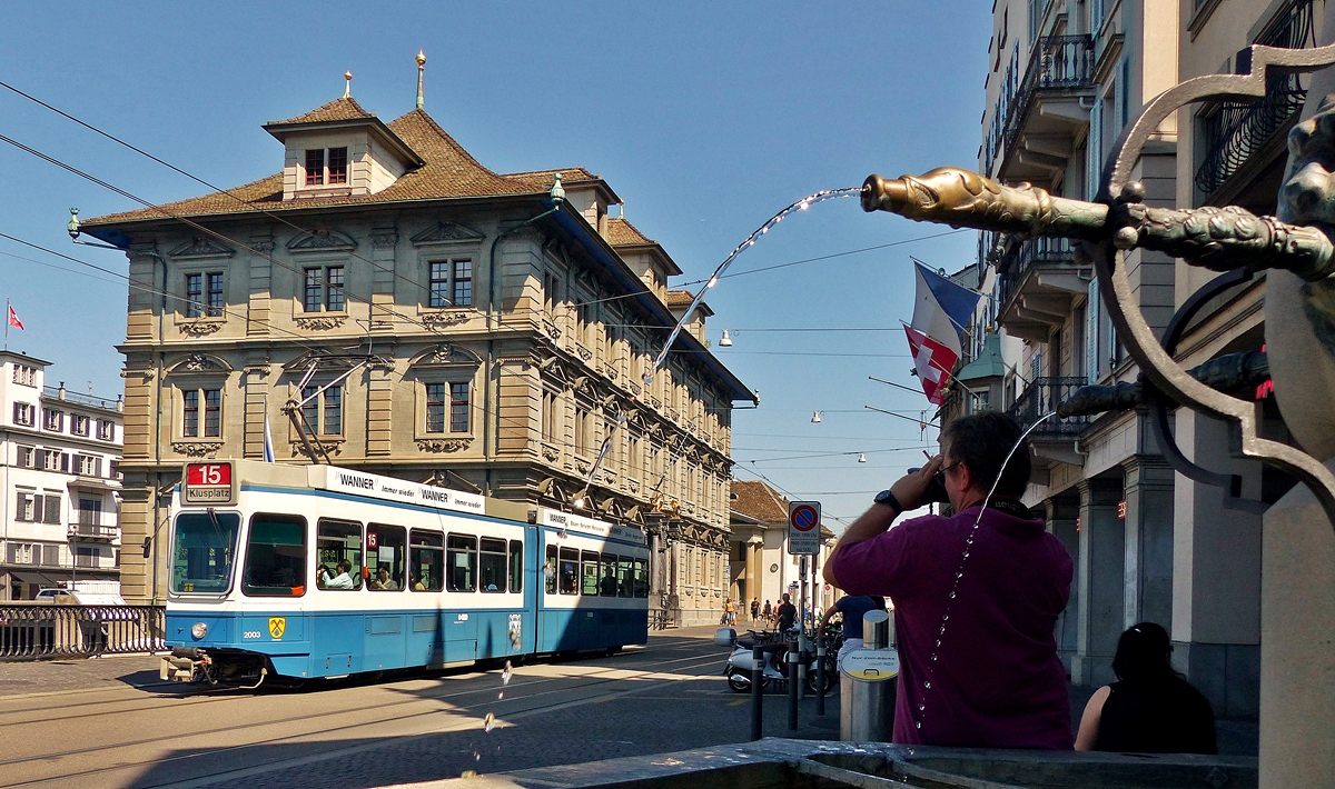 . Eine kleine Erfrischung gefllig - Am Limmatquai in Zrich hielt mir ein sehr netter BB Fotograf die Sicht auf die Straenbahn frei und so konnte ich die VBZ Tram 2000 (Be 4/6) N 2003 zusammen mit dem Wasserstrahl eines Brunnens und dem alten Zrcher Rathaus im Renaissance-Stil bildlich festhalten, whrend einer zweiter BB Fotograf sein Glck an der anderen Seite des Brunnens versuchte. 06.06.2015 (Jeanny)