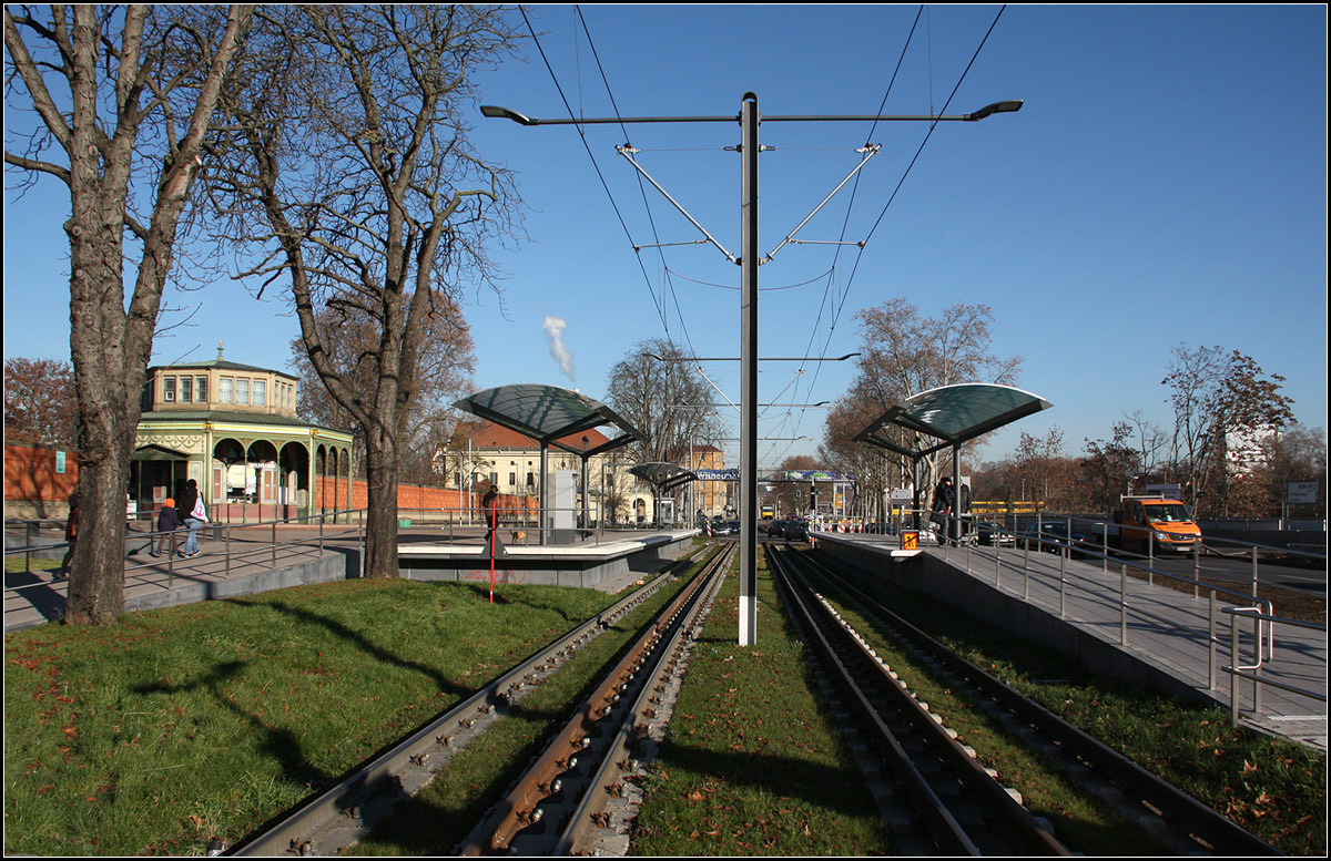 . Eine neue Haltestelle für die Wilhelma -

In unmittelbarer Nähe des Eingangspavillons (links) der Wilhelma befindet sich die neue Stadtbahnhaltestelle der U14. Die bisherige Station lag etwas weiter südlich. Dort musste sie wegen der Baustelle des Rosenstein-Straßentunnels weichen. Gestalterisch gab man sich Mühe mit der neuen Station. Interessant die an den Oberleitungsmasten angebrachten Beleuchtungen.

Der Stadtbahnzug im Hintergrund befindet sich schon an der Haltestelle Rosensteinbrücke. Auf dieser Brücke kann auch ein kreuzender Zug der Linie U13 erkannt werden.

Das Foto wurde von einem durch Lichtsignalanlagen gesicherten Fußgängerübergang gemacht.

10.12.2016 (M)