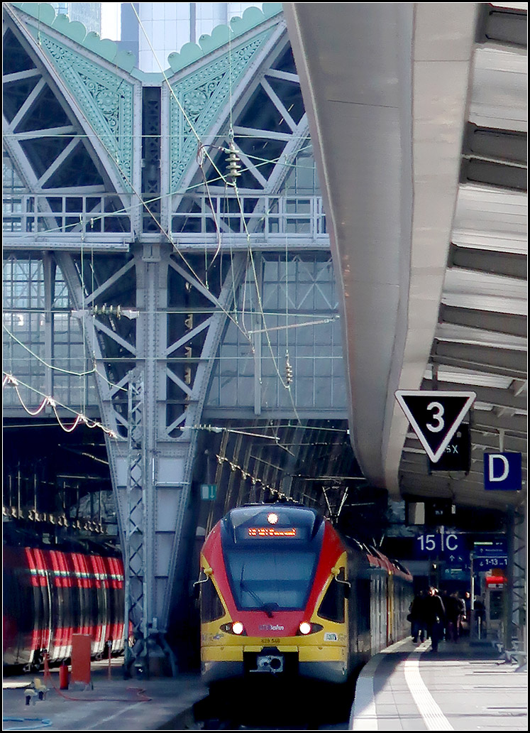 . Eine Situation/drei Bilder - 

Ein Kreuz und einen Pfeil sehe ich da zwischen bzw. über den Zügen.

Frankfurter Hauptbahnhof, 25.03.2017 (M)