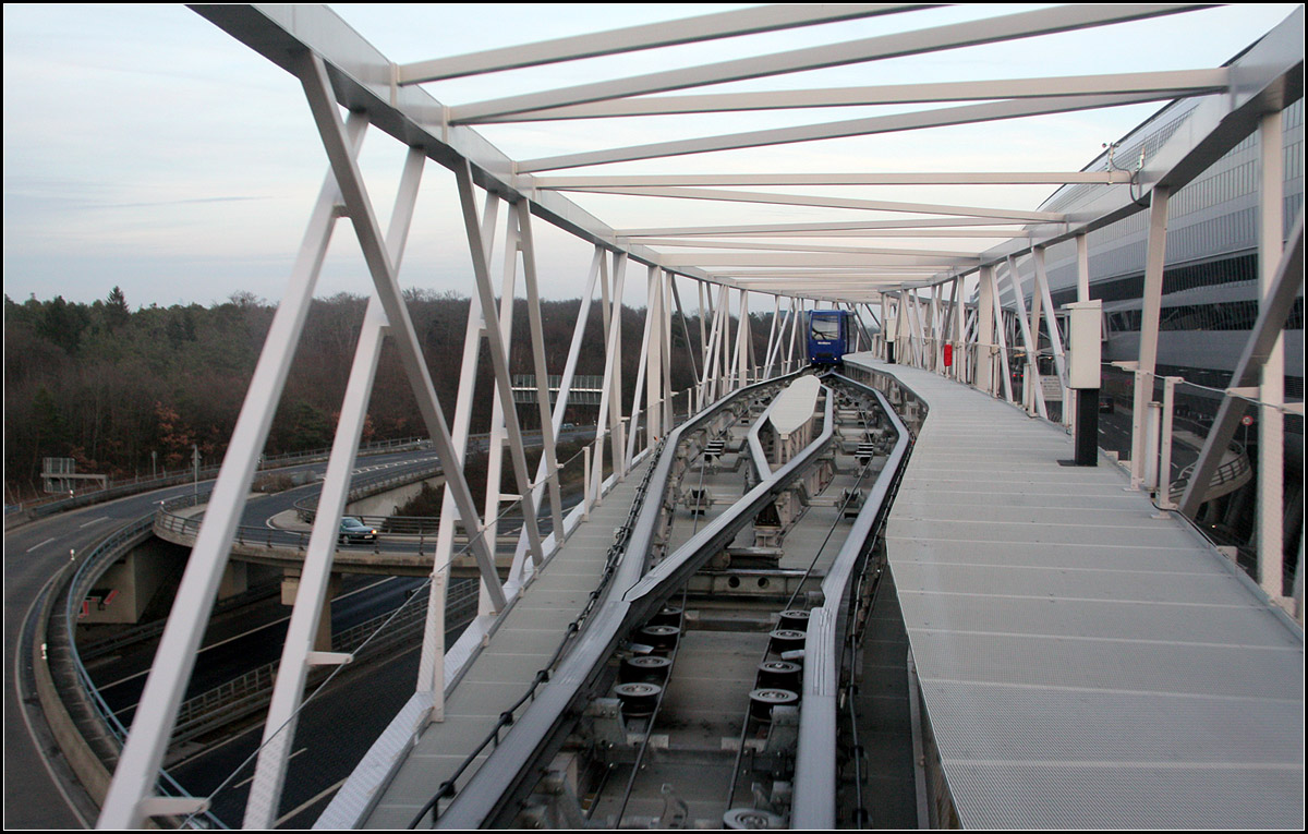 . Eine waagrechte Standseilbahn -

... dient als Verbindung von einem Parkhaus zum Fernbahnhof am Flughafen Frankfurt. Hier ein Blick auf die Strecke mit der Ausweiche.

31.12.2013 (Matthias)