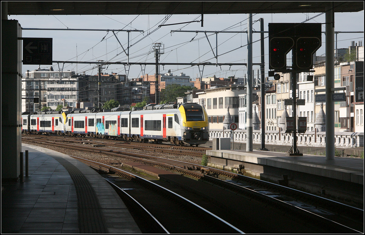 . Einfahrt in die +1 Ebene -

Ankunft eines AM 08 Triebzuges auf der oberen Bahnsteigebene des Bahnhofes Antwerpen Centraal.

22.06.2016 (M)